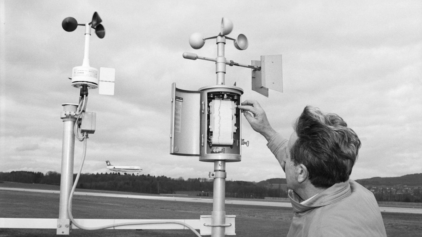 1989: operatore consulta le registrazioni di un anemometro presso la stazione meteorologica dell'aeroporto di Zurigo-Kloten.