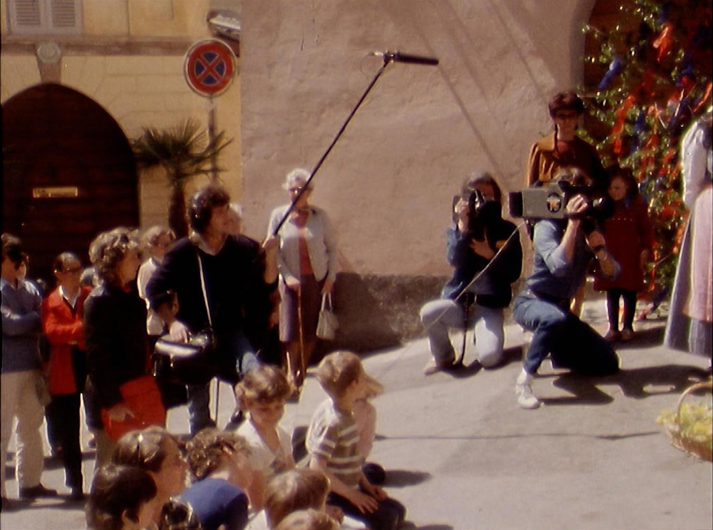 1982: una troupe documenta la Maggiolata di Neggio.