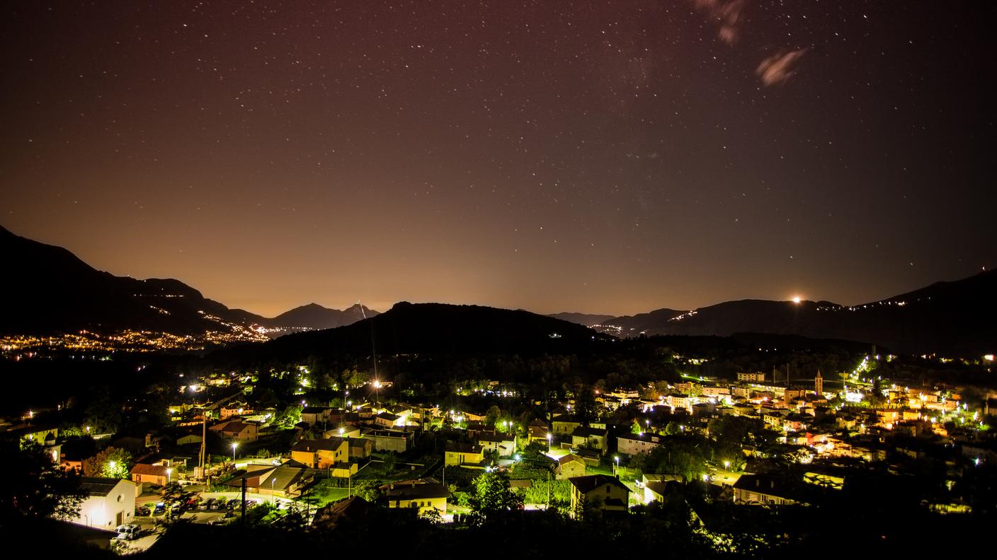 Veduta panoramica notturna del paese di Campestro, Tesserete e Sala Capriasca.
