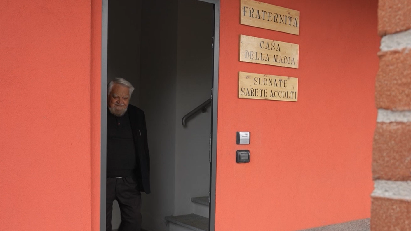 Enzo Bianchi all'entrata di Casa Madia ad Albiano d'Ivrea