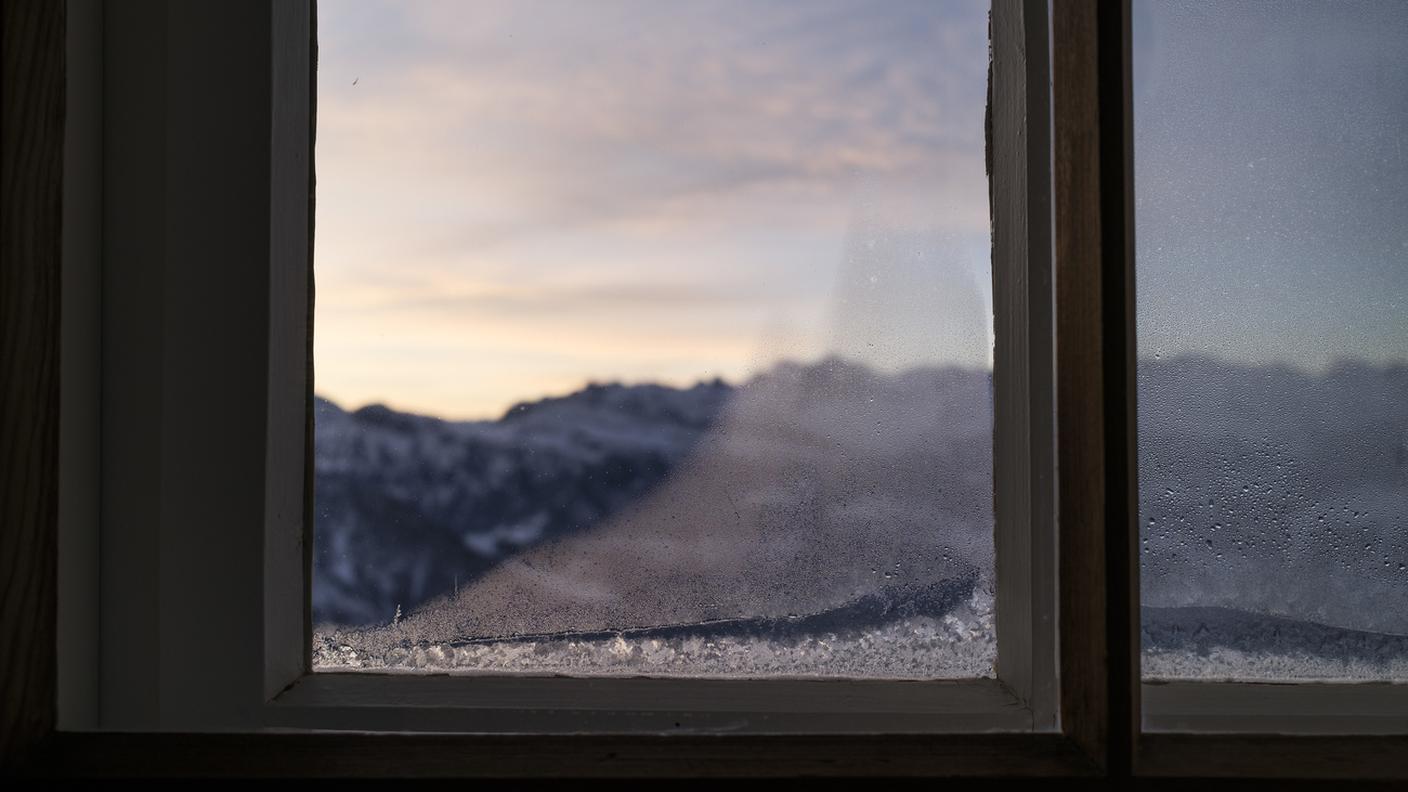 Vista da una finestra in ombra, fotografata sabato 23 novembre 2024 a Rigi Kaltbad (Christian Beutler)