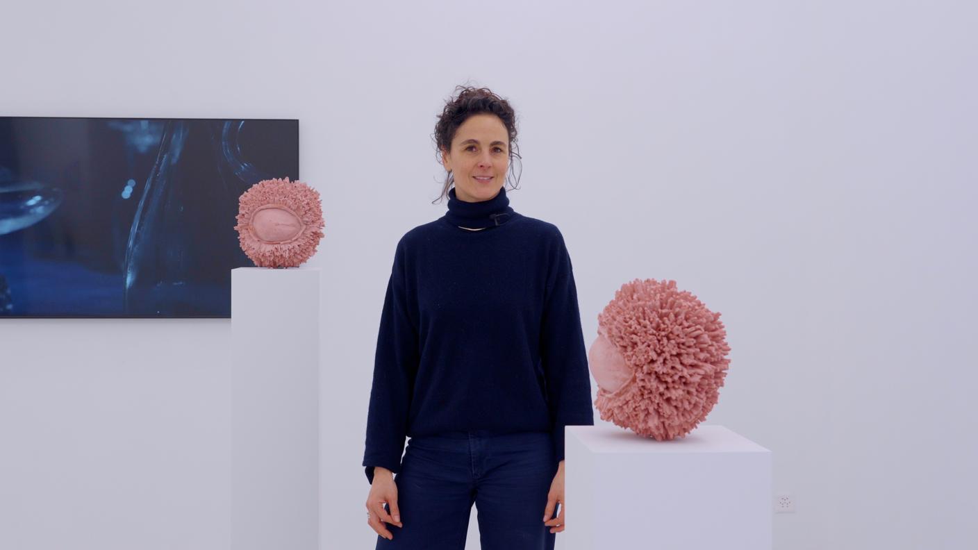 Valentina Pini con le opere esposte alla Galleria Lullin&Ferrari 