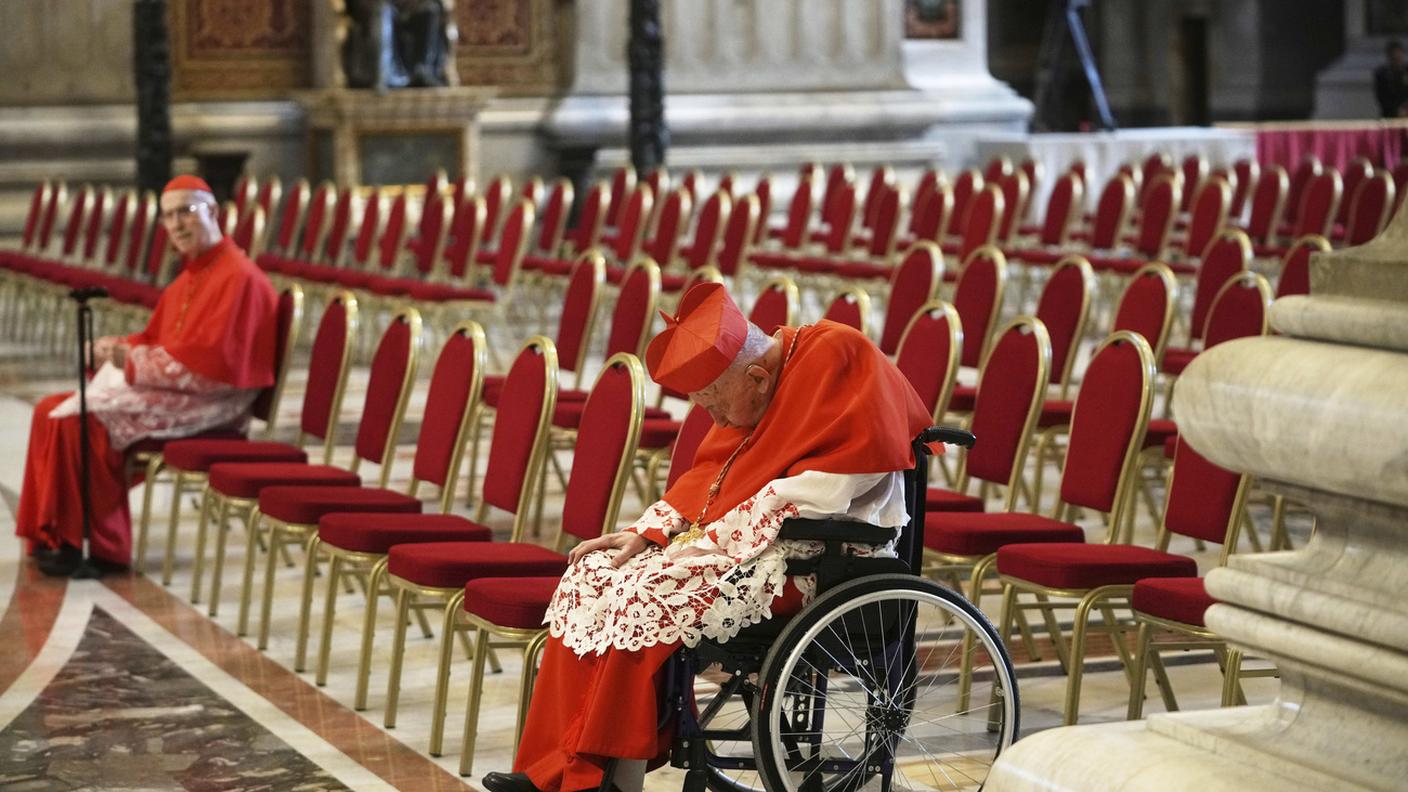 I cardinali Tarcisio Bertone e Camillo Ruini attendono l'arrivo della salma del Papa nella basilica vaticana 