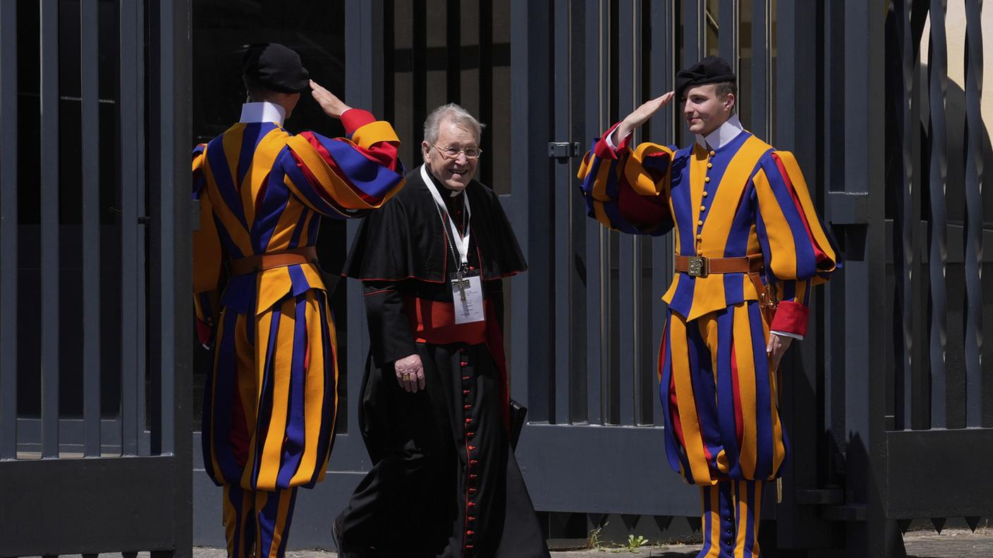 Il cardinale Walter Kasper lascia il Vaticano dopo una Congregazione generale 