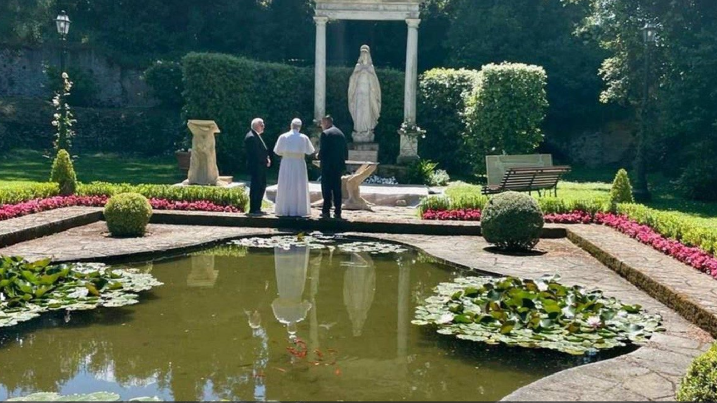 Il Papa al Giardino della Vergine Maria della tenuta pontificia di Castel Gandolfo 