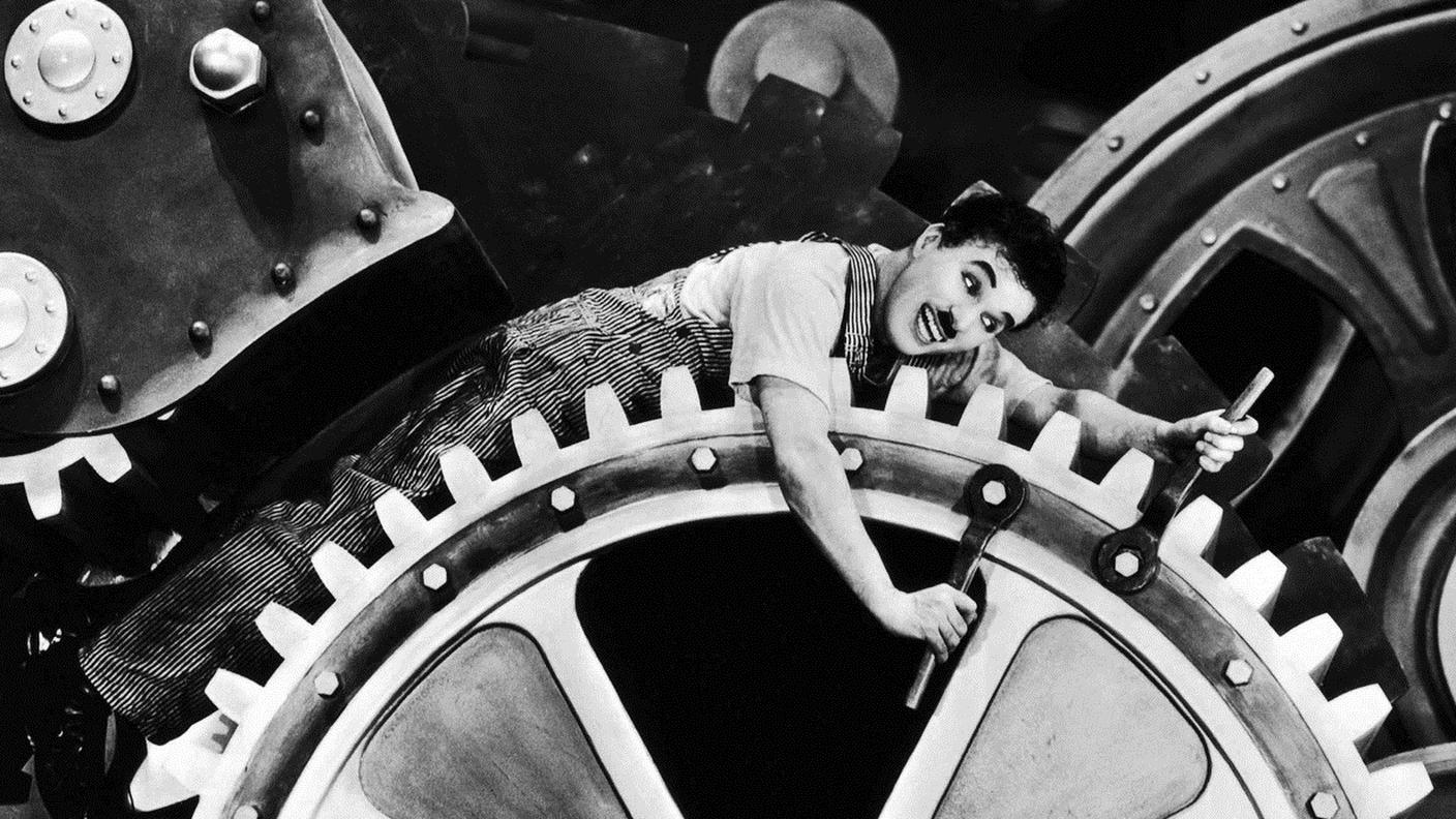 Charlie Chaplin in "Tempi moderni" (Modern Times), un film del 1936 da lui scritto, diretto e interpretato 