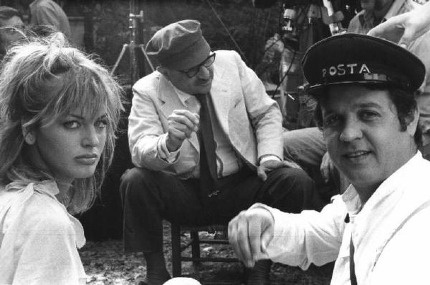 Dalila Di Lazzaro, il regista Alberto Lattuada e Renato Pozzetto sul set del film "Oh, Serafina!"