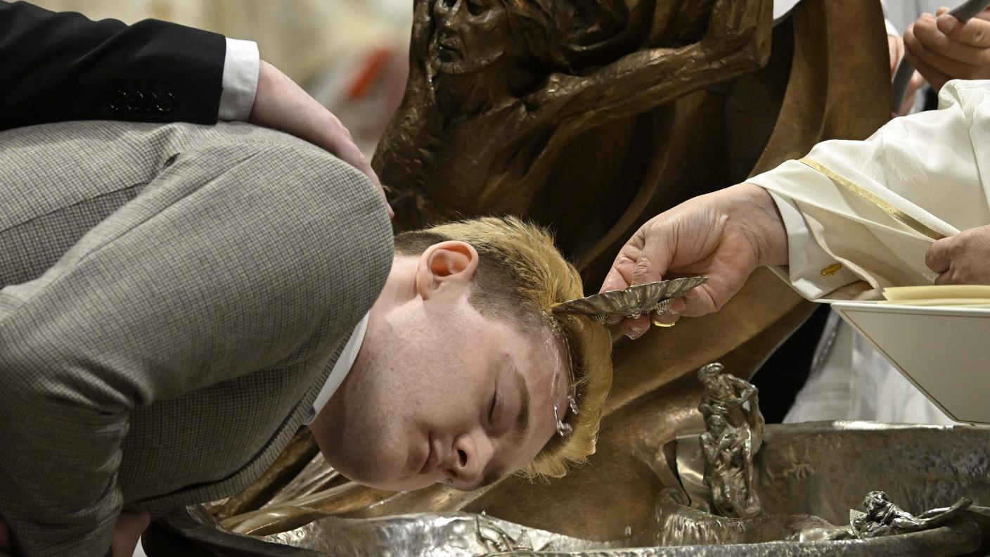 Papa Leone XIV battezza un uomo durante la celebrazione della Messa della Veglia Pasquale nella Basilica di San Pietro, in Vaticano, il 4 aprile 2026