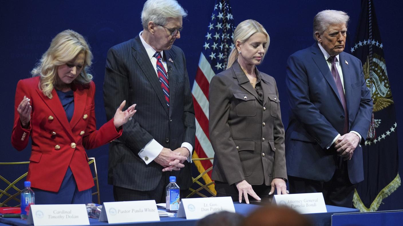 La pastora Paula White, il vicegovernatore del Texas Dan Patrick, il procuratore generale Pam Bondi e il presidente Donald Trump ascoltano il ministro per l'edilizia abitativa e lo sviluppo urbano Scott Turner mentre prega durante l'audizione della Commissione per la libertà religiosa della Casa Bianca, tenutasi lunedì 8 settembre 2025 al Museo della Bibbia di Washington 