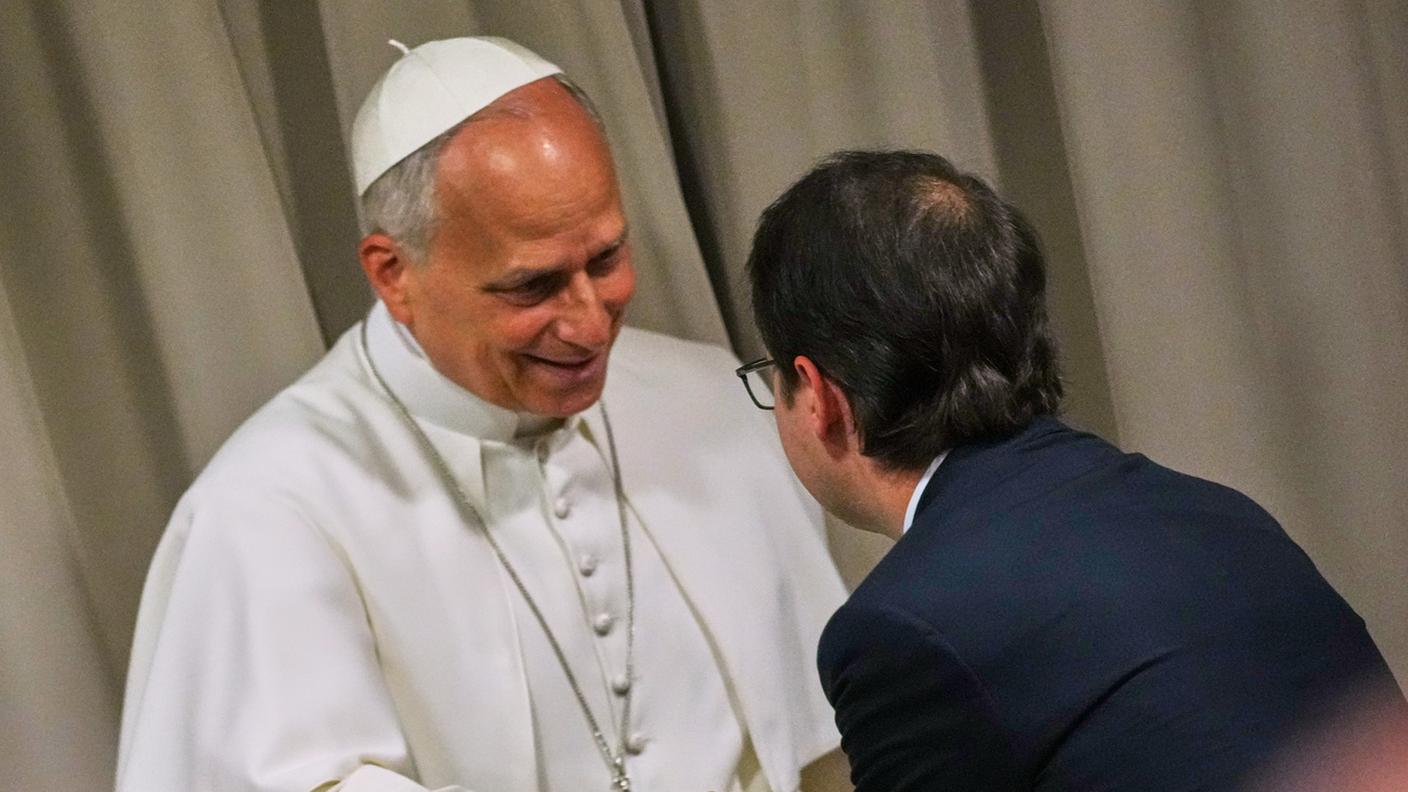 Papa Leone saluta il cofondatore di Anthropic Christopher Olah durante la presentazione della prima enciclica del Papa, «Magnifica humanitas: Sulla salvaguardia della persona umana nell’era dell’intelligenza artificiale». Vaticano, lunedì 25 maggio 2026