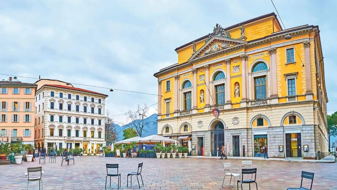 La facciata del Palazzo Civico (parlamento comunale) di fronte a Piazza della Riforma, Lugano. Foto: Alamy