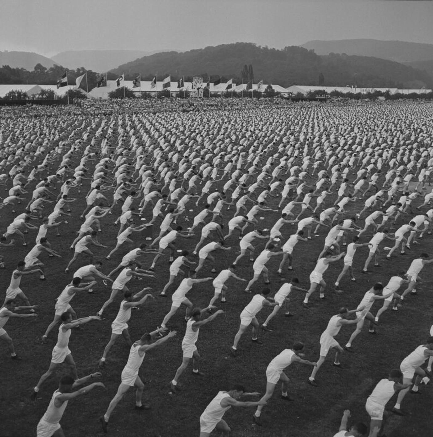 Fino agli anni 1960, la ginnastica resta fortemente improntata allo spirito militare e patriottico. È percepita come una forma moderna delle virtù guerriere confederate. Festa federale di ginnastica, Basilea, 1959