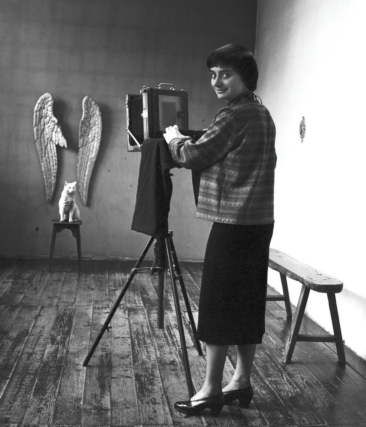 Agnès Varda nel suo studio fotografico in rue Daguerre, 1955