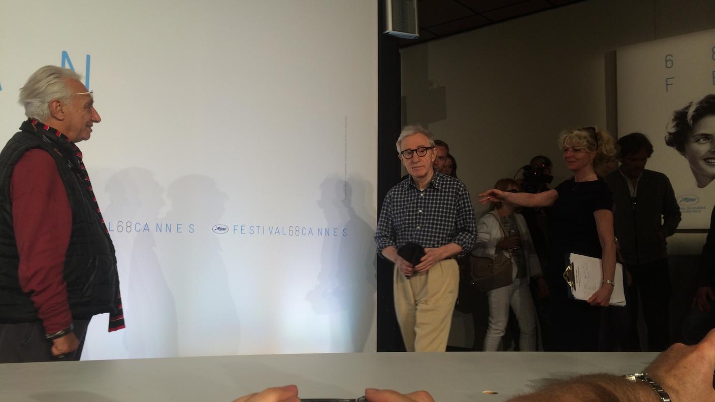 Woody Allen entra in conferenza stampa
