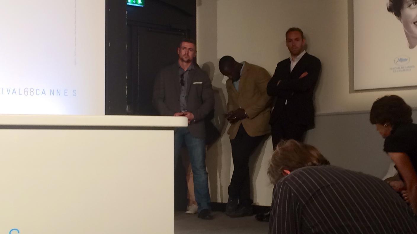 Le guardie del corpo di Woody ascoltano con attenzione