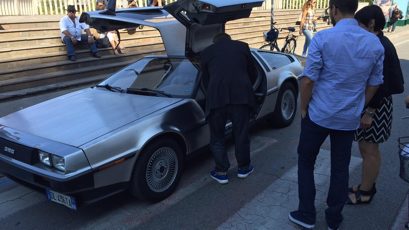 La Delorean da un'altra angolazione