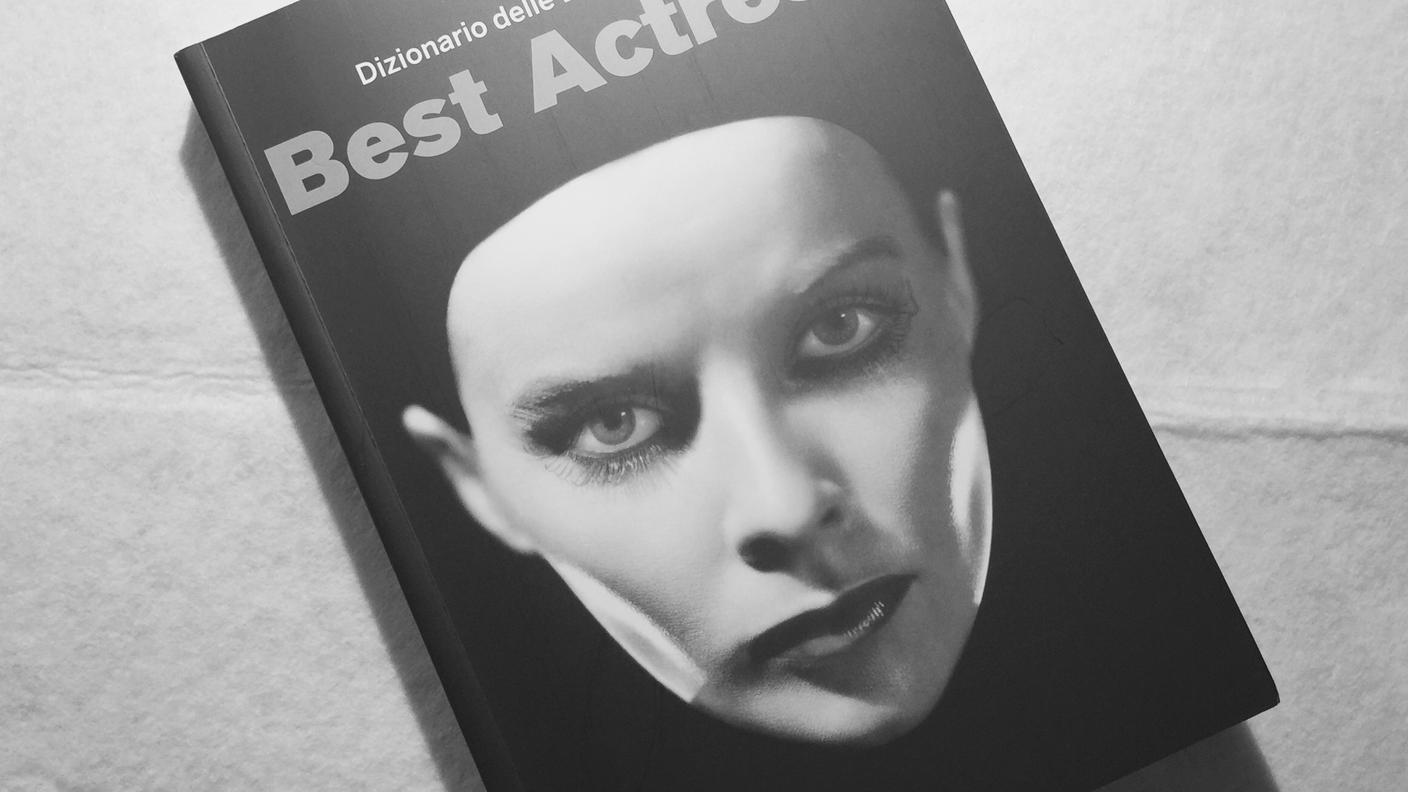 Una spettrale e intensa Katharine Hepburn sulla copertina del libro 