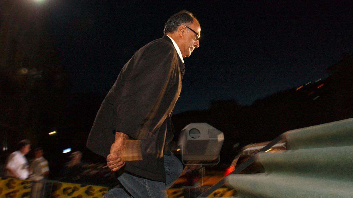 Abbas Kiarostami sale sul palco nel 2005 per ritirare il Pardo d'onore