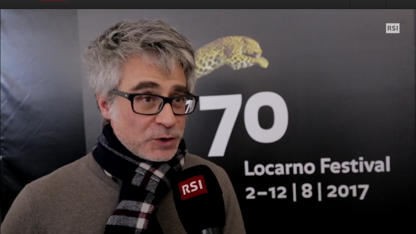 Michele Jannuzzi con alle spalle il manifesto ancora privo di immagini