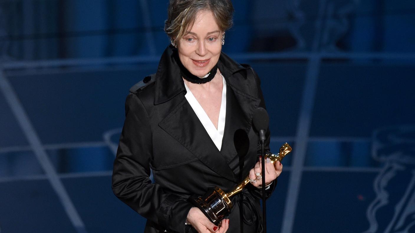Milena Canonero con l'Oscar vinto nel 2015