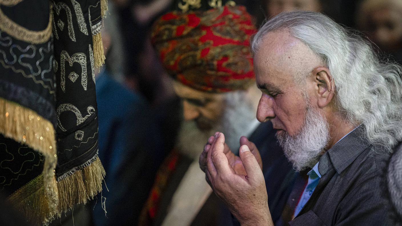 Fedeli ad una cerimonia religiosa in Iraq, 2025