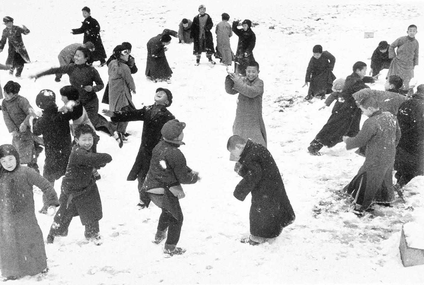 Robert Capa, Bambini che giocano nella neve, Hankou, Cina, marzo 1938