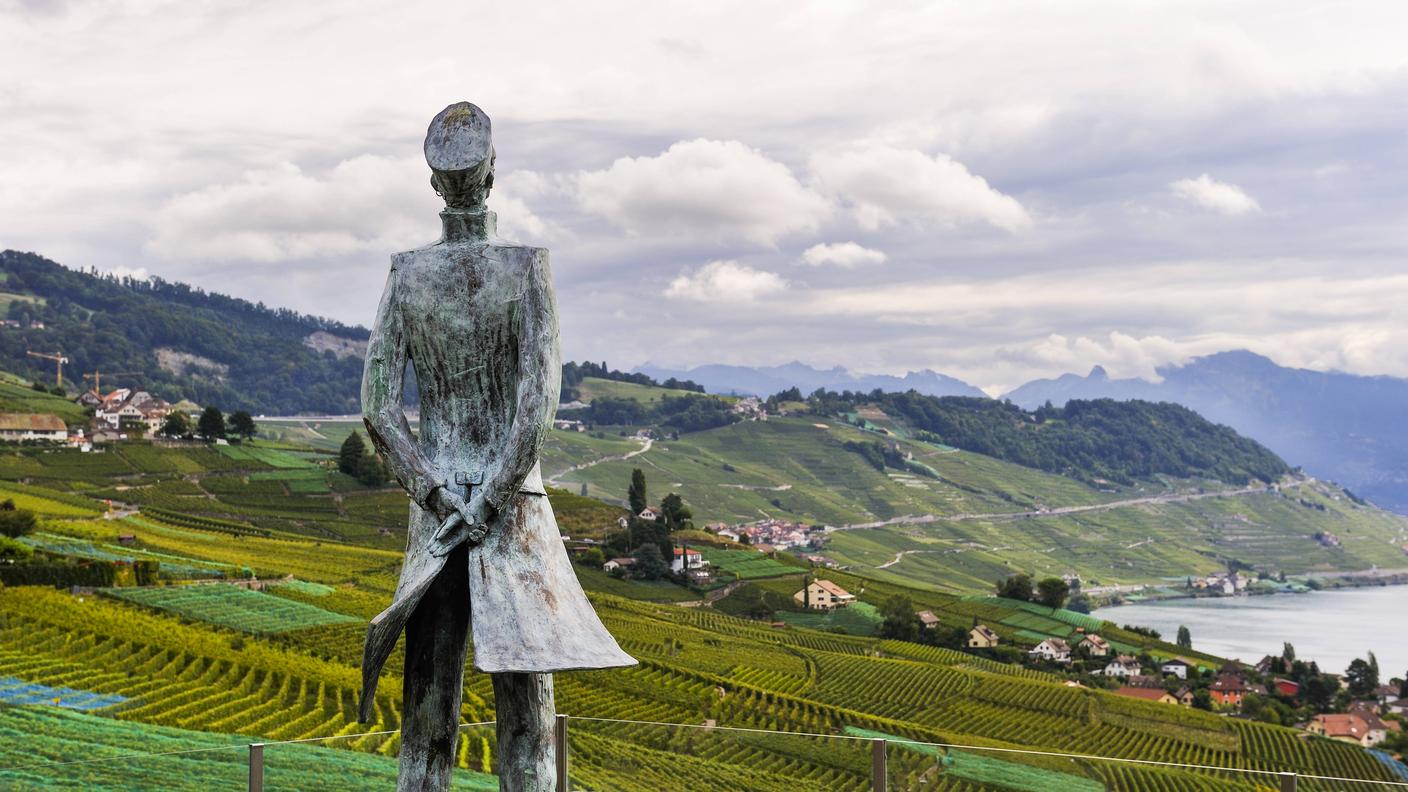 La statua di Corto Maltese che sovrasta le vigne di Grandvaux