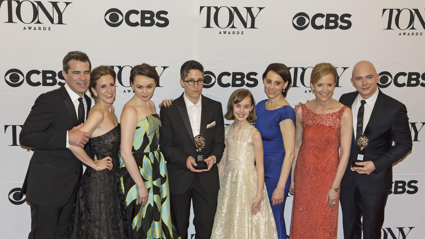 Alison Bechdel (al centro con il premio) insieme al cast del musical Fun Home, 2015