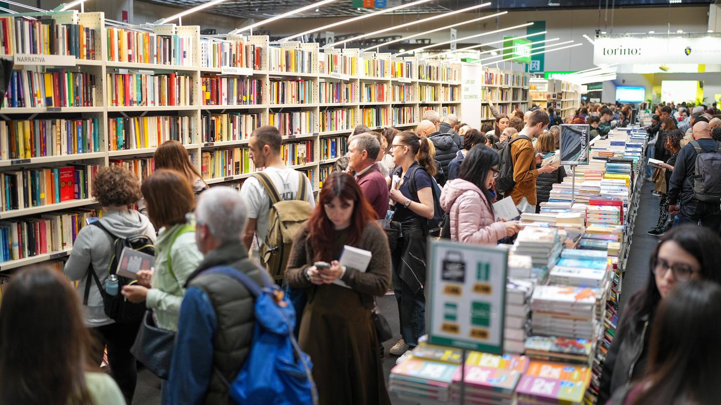 Folla al Salone del Libro di Torino, 2026