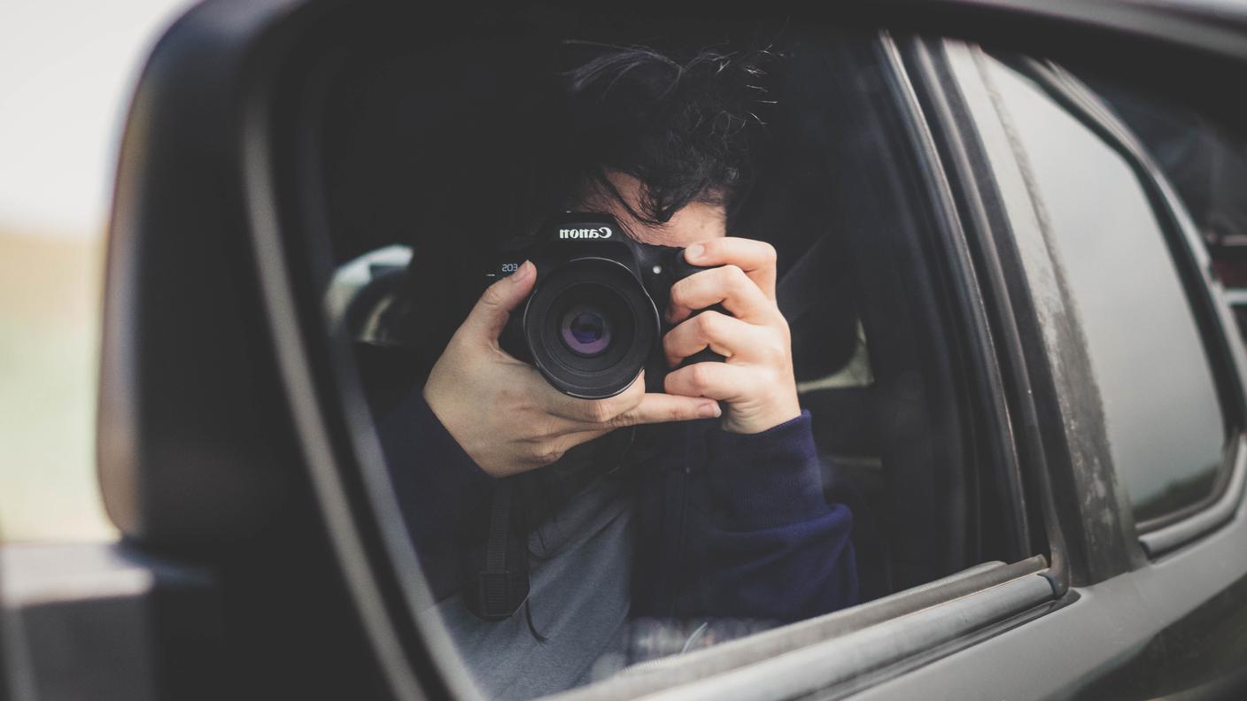 Uomo si fa un selfie in uno specchietto retrovisore