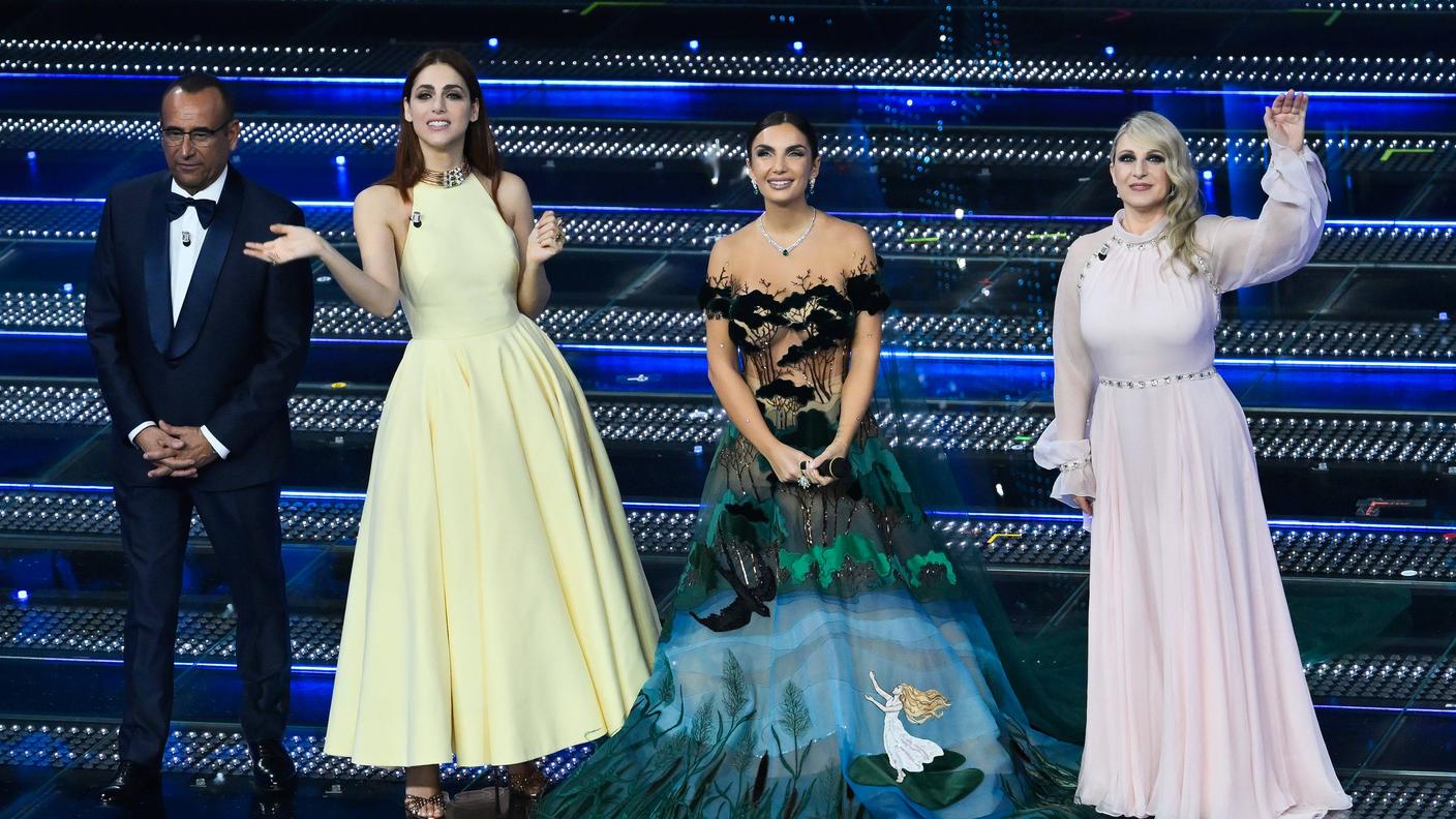 Miriam Leone, Elettra Lamborghini e Katia Follesa con Conti sul palco dell'Ariston