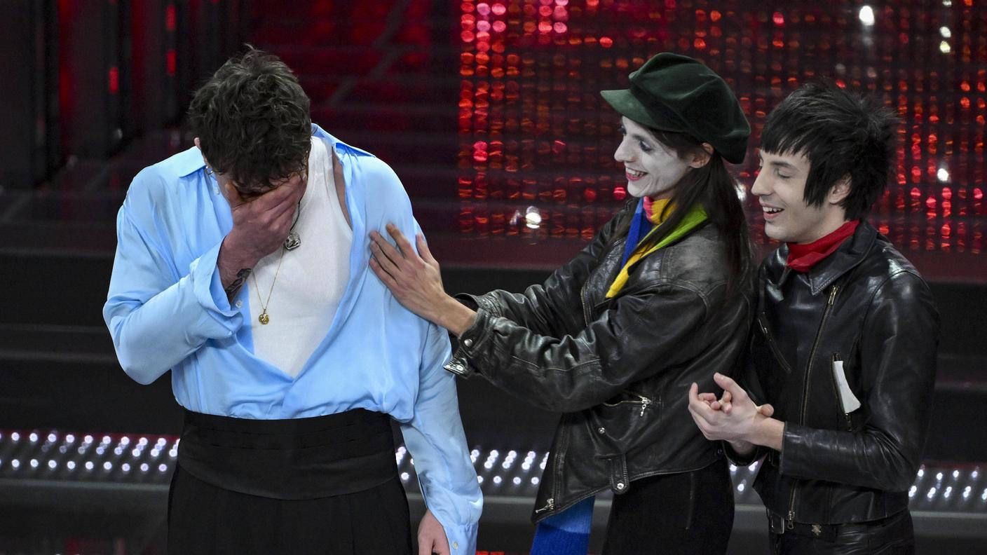 Olly, emozionato per la vittoria, festeggiato dal secondo classificato Lucio Corsi