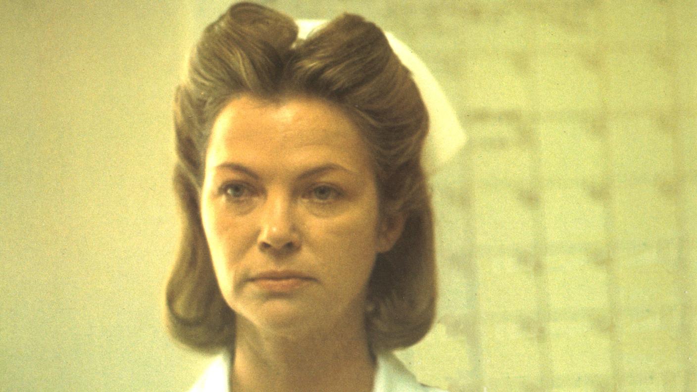 Louise Fletcher nel ruolo di Miss Ratched