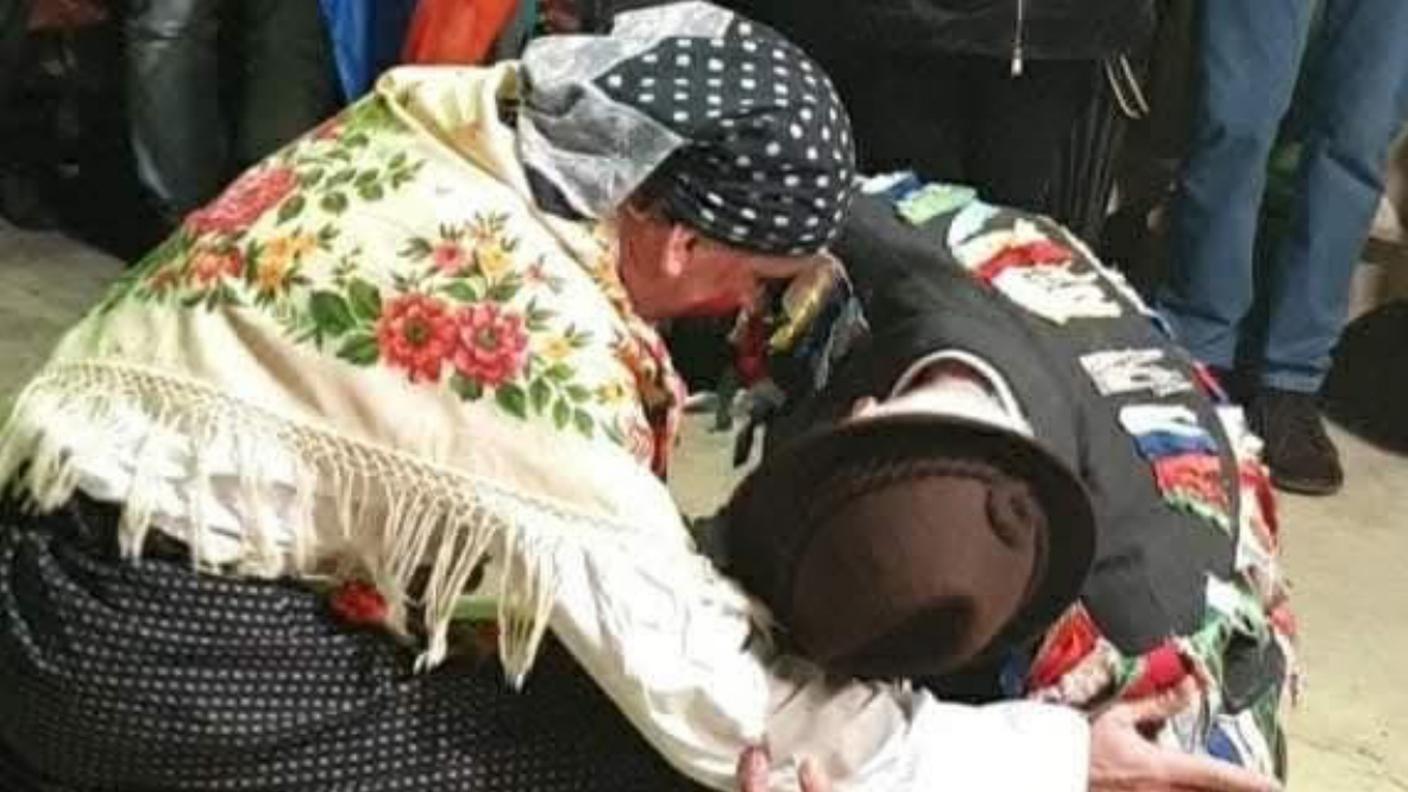 Il tradizionale ballo tra la Povera Donna e il Brutto del Carnevale di Cegni