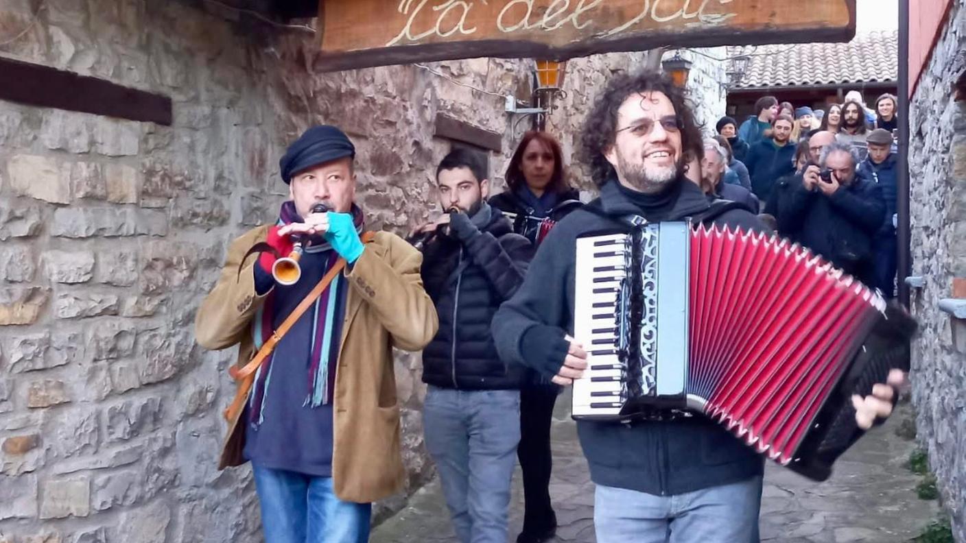 Musicisti per le vie di Schignano