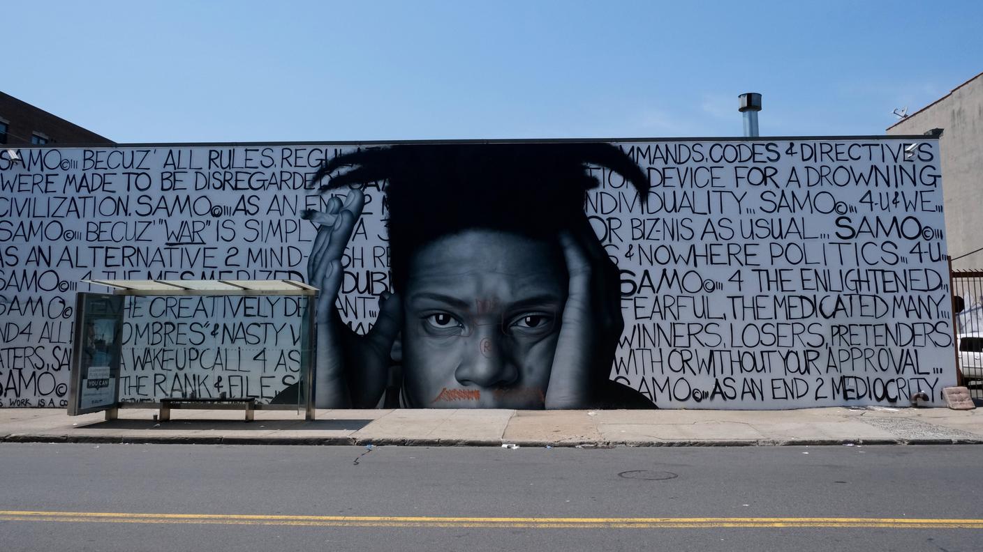 Un graffito dedicato a Basquiat per le strade di Brooklyn