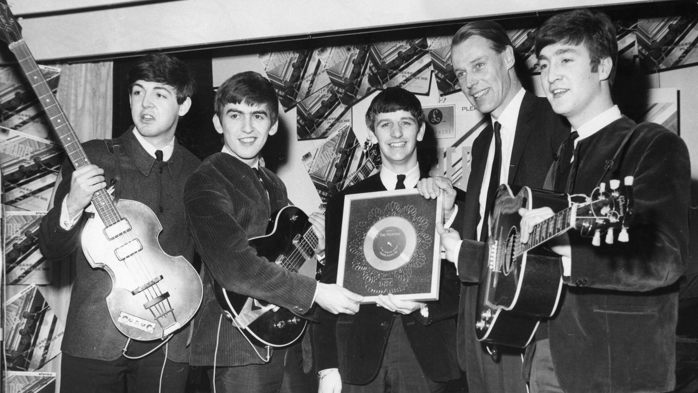 George Martin (secondo da destra) con i Beatles