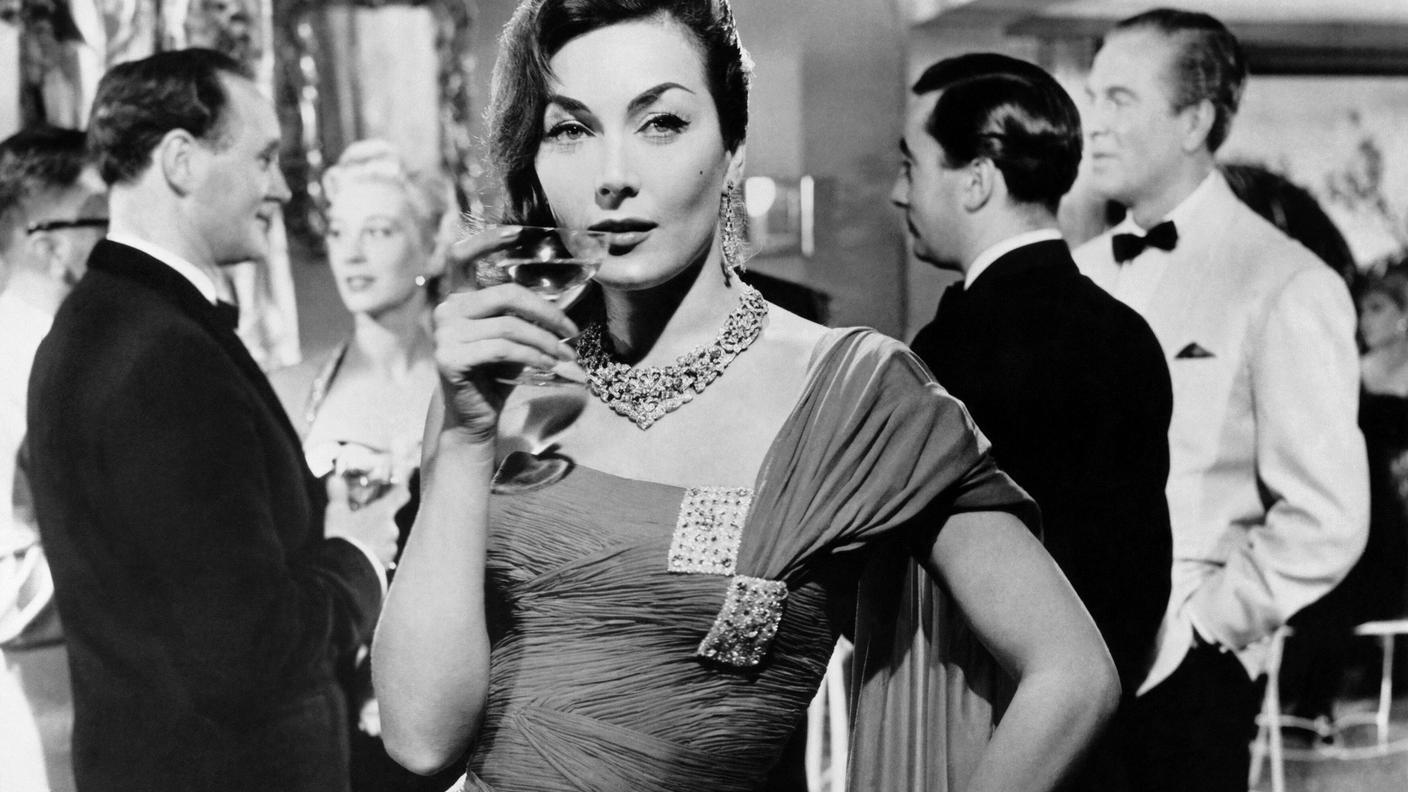 Gianna Maria Canale sorseggia un cocktail in "Tutta la verità" (1958)