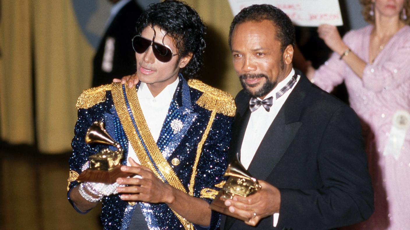 Quincy Jones (a destra) con Michael Jackson ai Grammy 1984