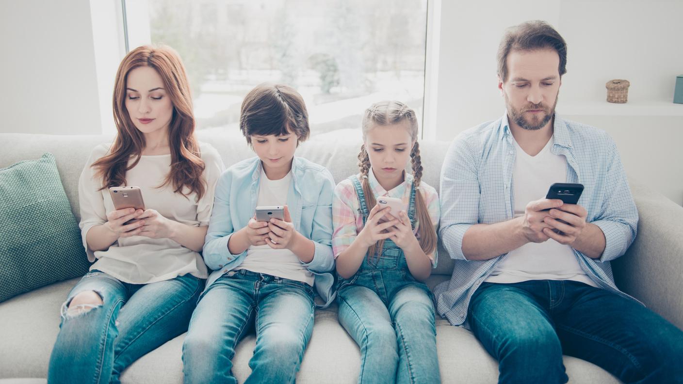 Dipendenza  telefono famiglia 