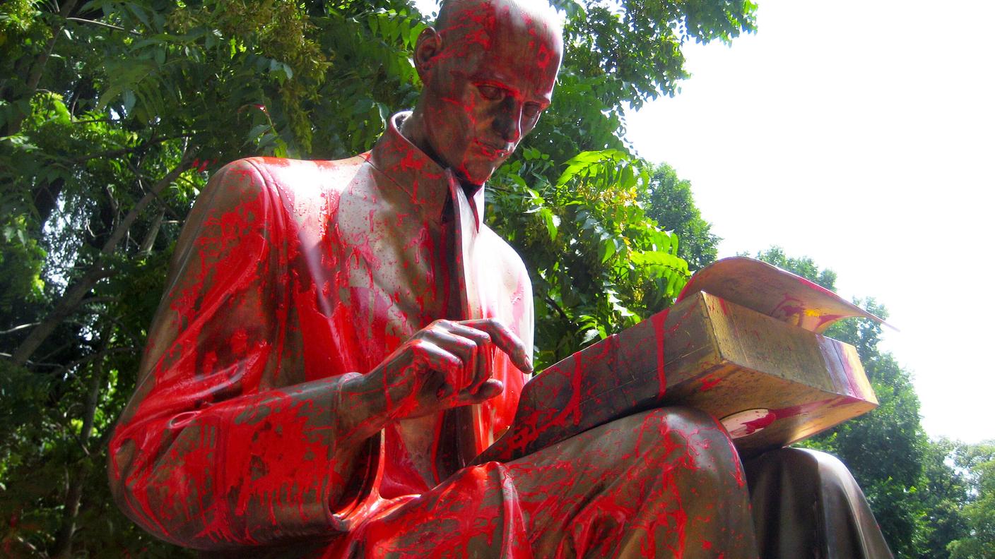 La statua dedicata a Indro Montanelli imbrattata con barattoli di vernice rossa nel 2020