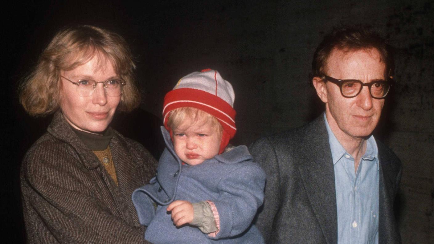 Mia Farrow, Ronan Farrow e Woody Allen nel 1990