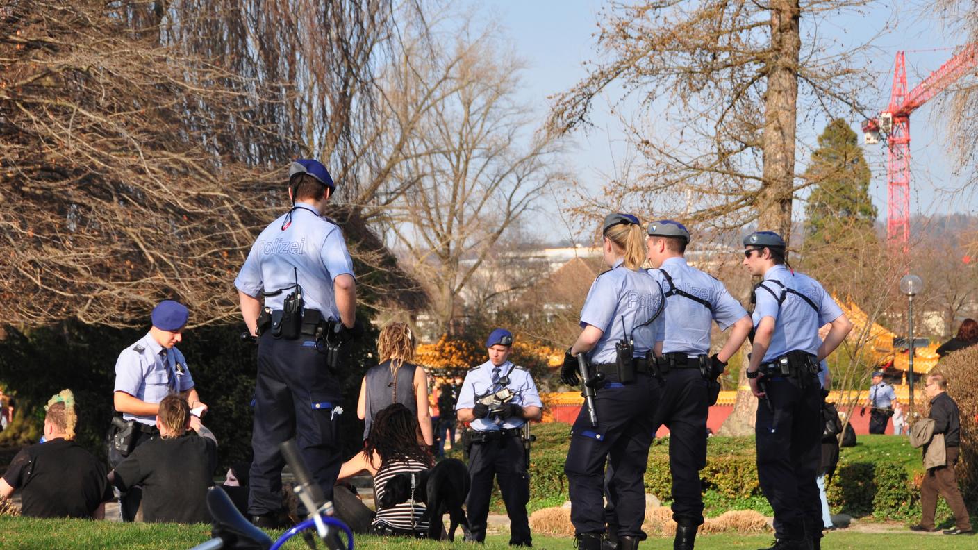 Controlli di polizia in un parco a Zurigo