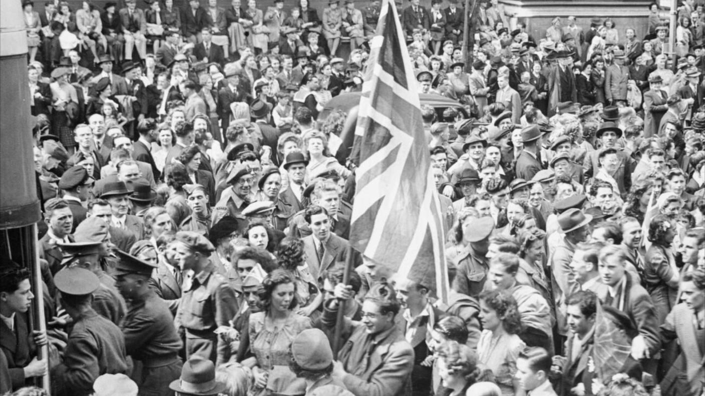  8 maggio 1945. Folla festante fuori da Buckingham Palace durante il VE Day - Giorno della Vittoria in Europa.
