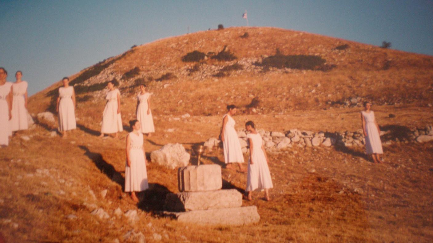 L’accensione della fiamma durante le Lykaia da parte delle Estiadi, sacerdotesse provenienti dal nord che portano la fiamma eterna degli Arcadi (2005). 