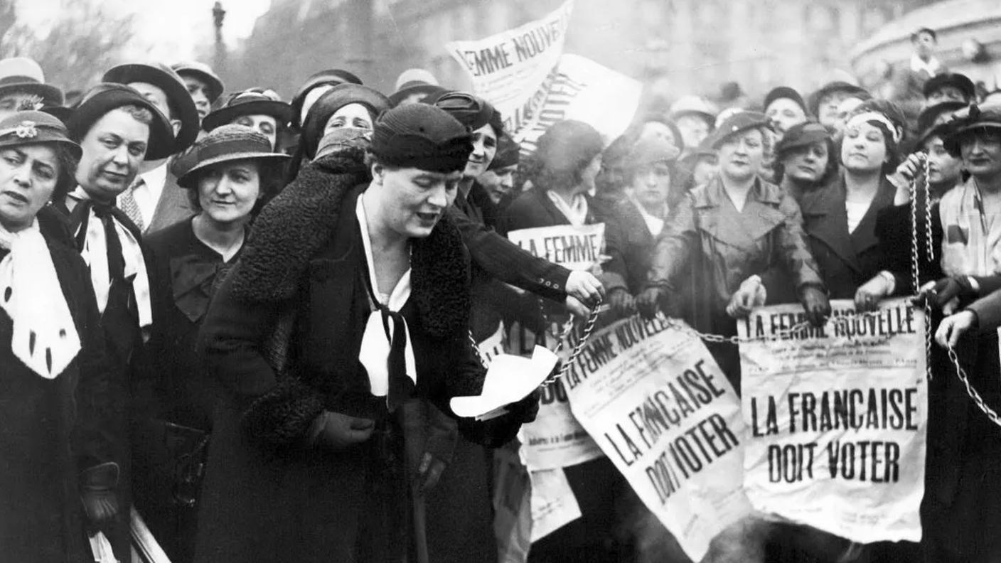 Il 13 maggio 1935 delle suffragette manifestavano per il diritto di voto alle donne.
