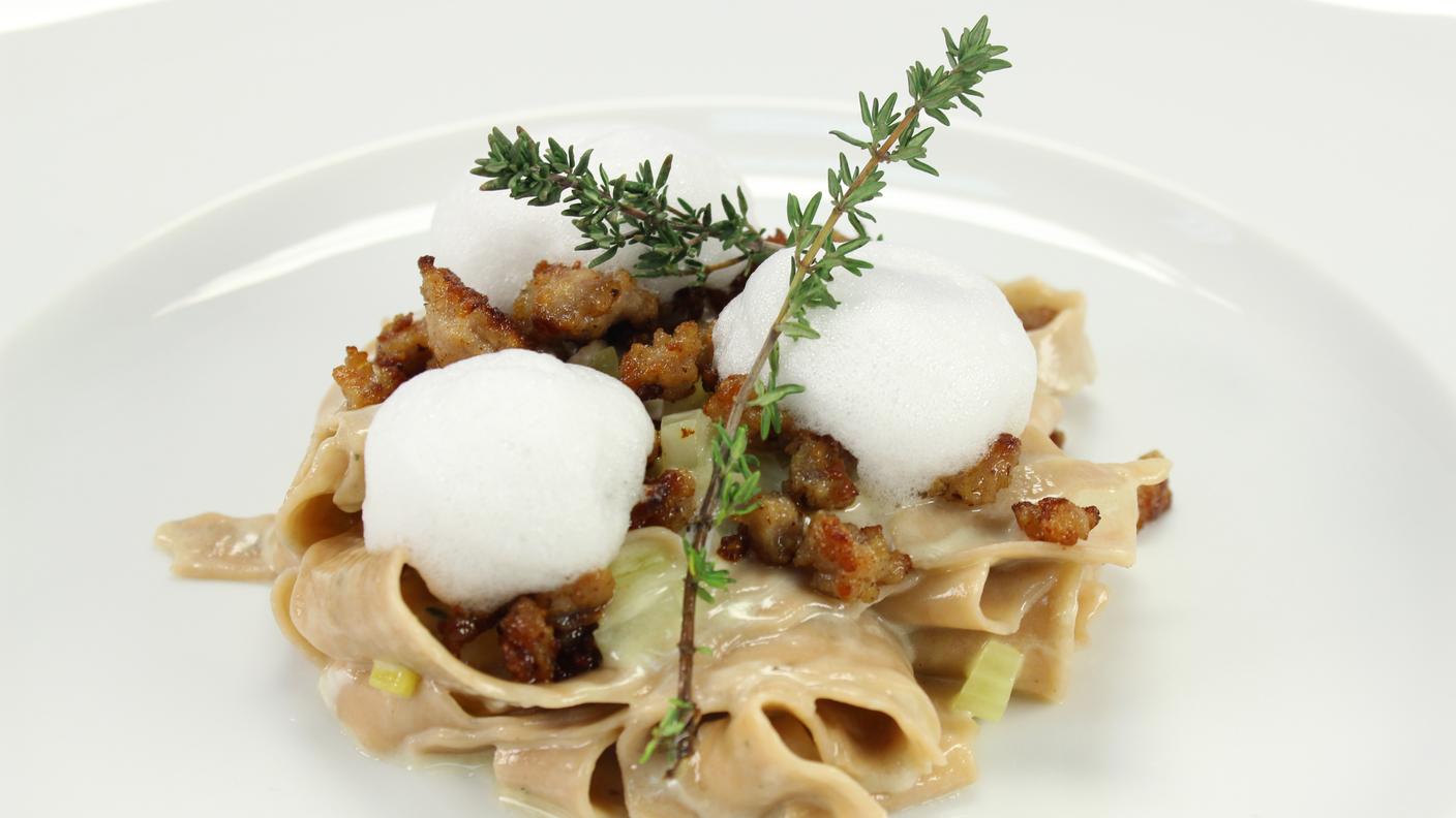 Stracci di pasta alle castagne, zincarlin, luganighetta e idromela “in aria”