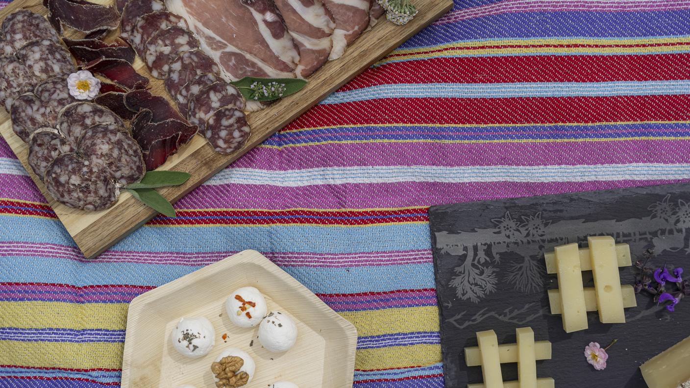 Per il picnic, Marina ci ha proposto un tagliere composto dai formaggio Funtana, Funtaleggio, crenga e büscion. I salumi invece erano carne secca e salame, mortadella e prosciutto crudo dei maiali d’alpe. 