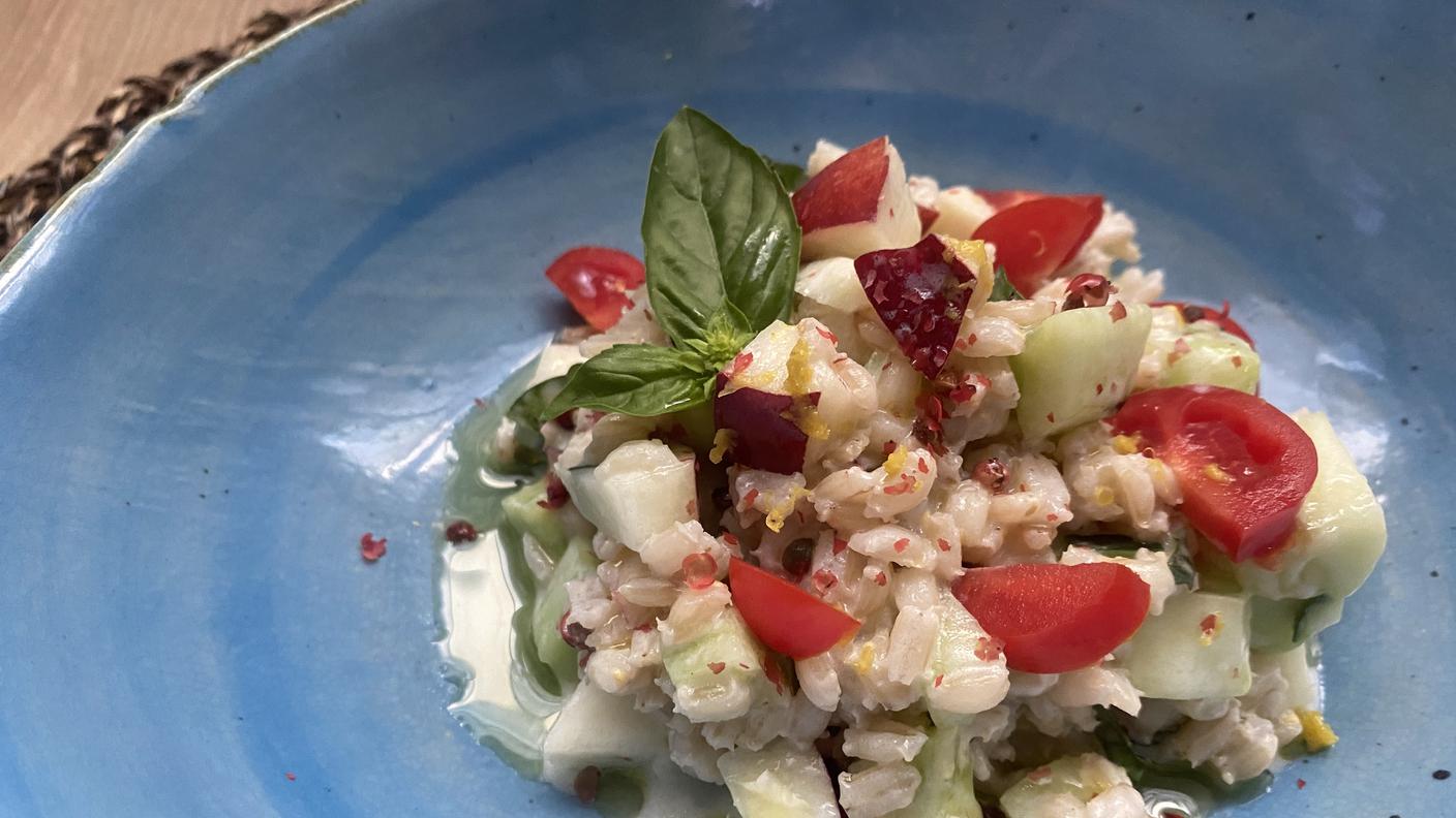 Insalata fredda di farro con pesche, pomodorini, cetrioli e basilico