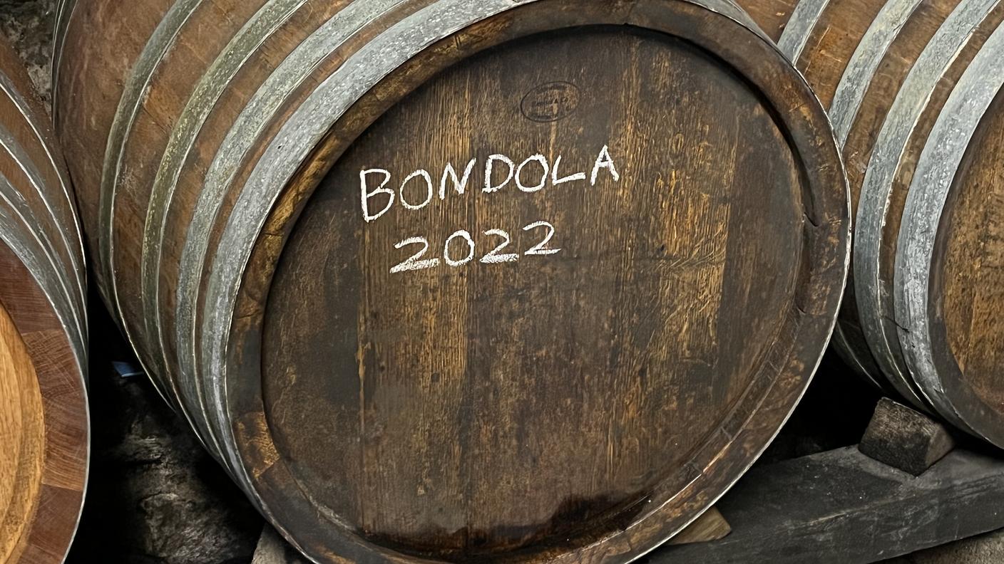 L'affinamento del vino avviene in botti di legno, in contenitori in inox o in anfore